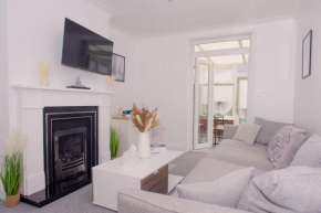 Vibrant 4 Bedroom House With Game Area & Garden